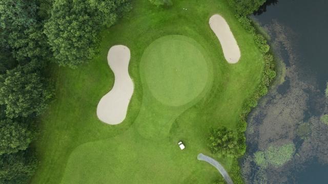 Droneshot golfbaan met waterstrook