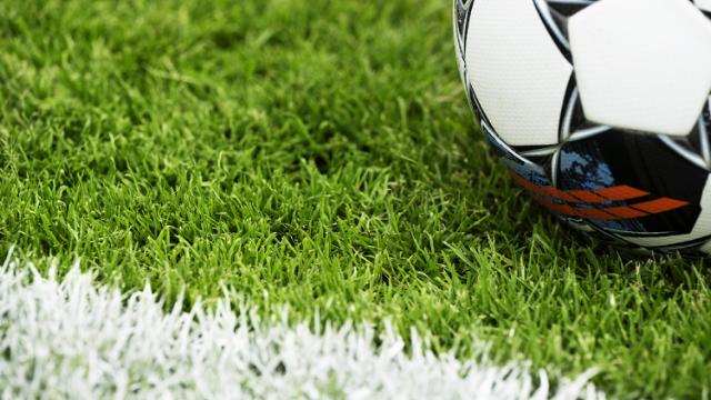 Close up voetbalveld met voetbal